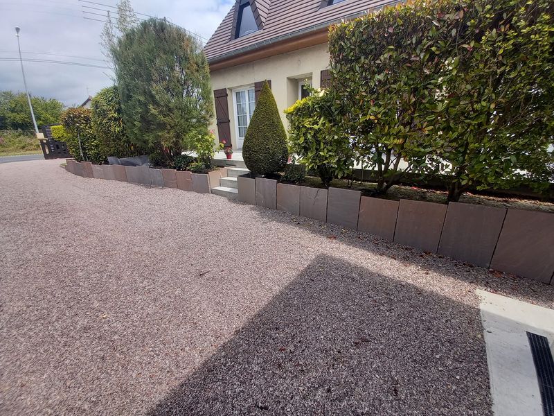 Pose de palis en grès des Indes pour réaliser des jardinière